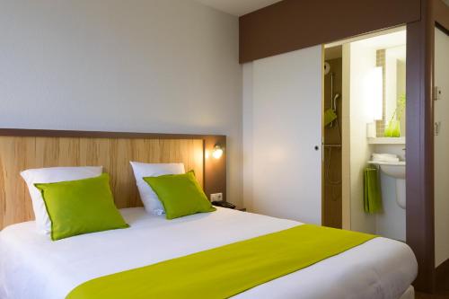 Кровать или кровати в номере Brit Hotel Reims Croix Blandin