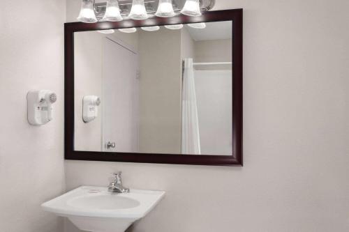 Bilik mandi di Days Inn by Wyndham Shelby