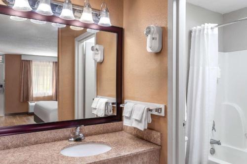 Bilik mandi di Days Inn by Wyndham Shelby