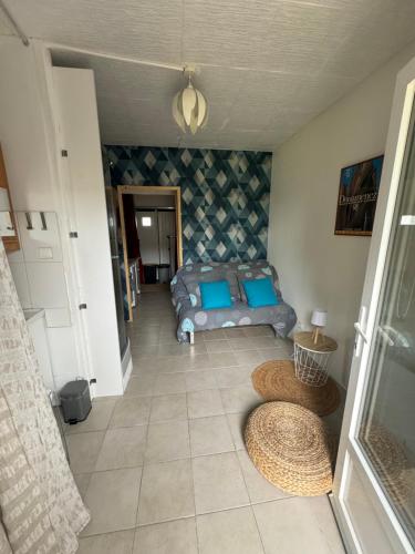 un salon avec un lit et un canapé dans l'établissement Studio Chez Coco, à Fouesnant