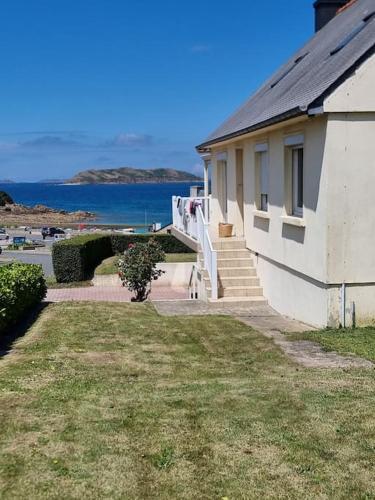 Photo de la galerie de l'établissement Maison vue mer à 100 m de l'eau, à Trélévern