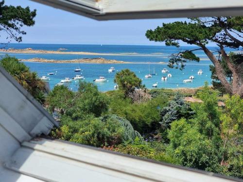 Photo de la galerie de l'établissement Maison vue mer à 100 m de l'eau, à Trélévern