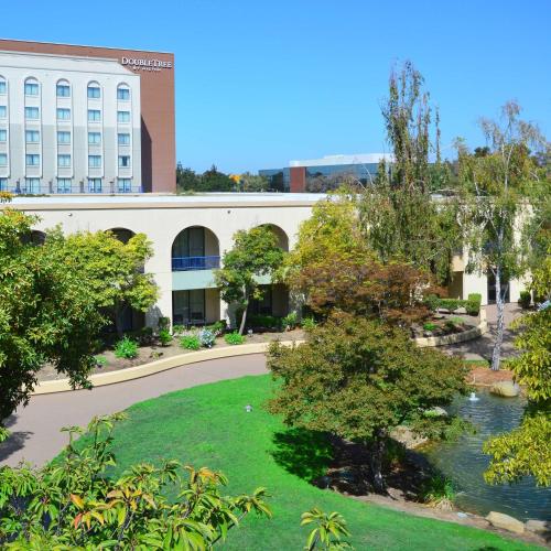 Jardín al aire libre en DoubleTree by Hilton Newark-Fremont