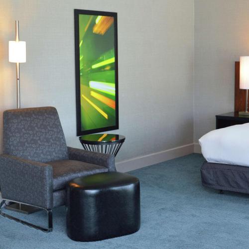 Zona de estar de DoubleTree by Hilton Newark-Fremont
