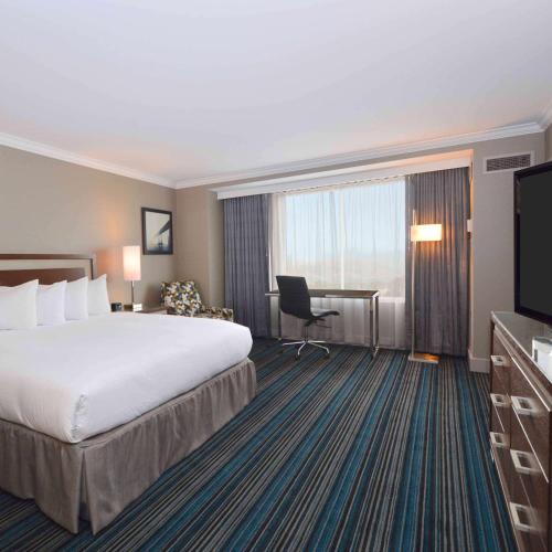 Una televisión o centro de entretenimiento en DoubleTree by Hilton Newark-Fremont