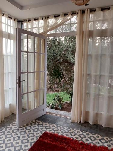 an open door in a room with a window at Sakia Talamanzou in Talamennzou