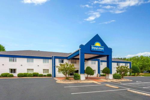 Gallery image of Days Inn & Suites by Wyndham Siler City in Siler City