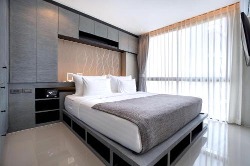 En eller flere senge i et værelse på Urban Suite CTG B702 in a Gated Tropics Kamala Residence with 3 Pools & Gym