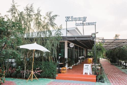 a store with an umbrella in front of it at Klong Cafe & Resort in Pathum Thani