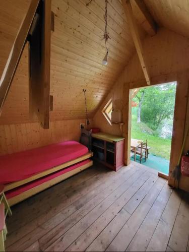 - une chambre avec un lit et un bureau dans une cabine dans l'établissement Cabane insolite, à Saint-Victor-de-Morestel