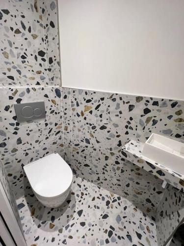 Bright newly renovated apt with AC