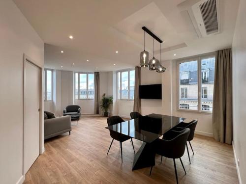 Bright newly renovated apt with AC