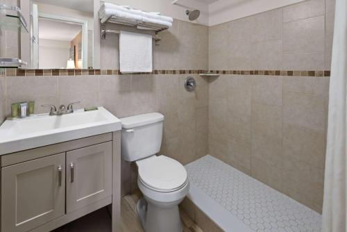 a bathroom with a toilet and a sink at Wildwood Inn Hotel Travelodge Beach & Boardwalk in Wildwood