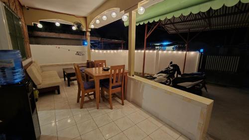 Ruang duduk di Island Vibes Hostel