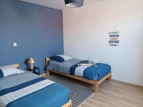 Postel nebo postele na pokoji v ubytování Gite HELSEBAN - Maison à 3 minutes de la mer dans résidence privée