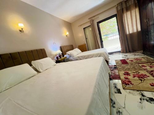 Postel nebo postele na pokoji v ubytování Savor The king pyramids hotel