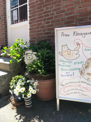 a sign for a fishmonger with plants and flowers at Bauerhof Kleingarn - Bauernhus 11 in Sulsdorf auf Fehmarn