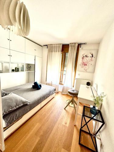 une chambre avec un lit et un bureau dans l'établissement Montparnasse Saint Jacques Paris, à Paris