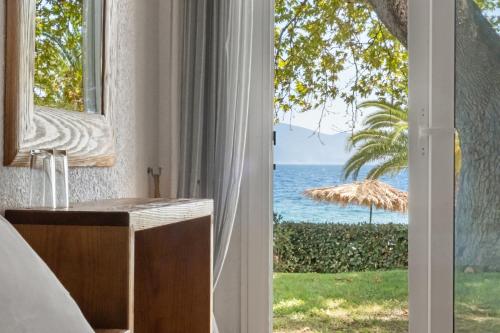 a room with a view of the ocean at Long Beach Hotel & Resort in Lóngos
