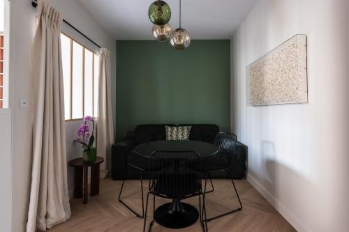 un salon avec une table et un canapé dans l'établissement Appartement Aulne - Welkeys, à Paris
