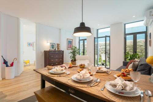Host Wise - Stylish Urban Flat with Terrace