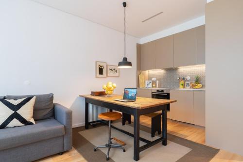 Host Wise - Stylish Urban Flat with Terrace