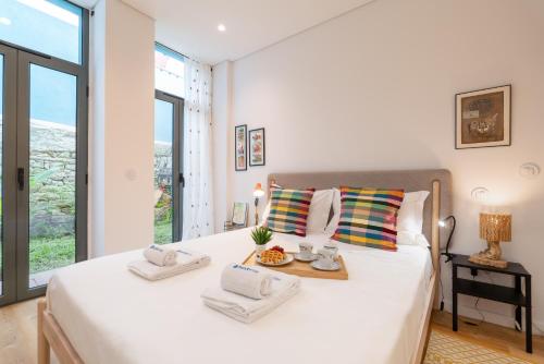 Host Wise - Stylish Urban Flat with Terrace