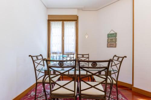 a dining room with a table and chairs at Bilbao BEC with parking by Aston Rentals in Barakaldo