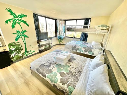 Postel nebo postele na pokoji v ubytování Ocean Canal Mountain View Steps from Waikiki Beach 6person