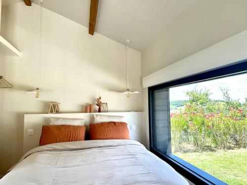 une chambre avec un lit et une grande fenêtre dans l'établissement Casa Sirra, à Saint-Germain-des-Prés