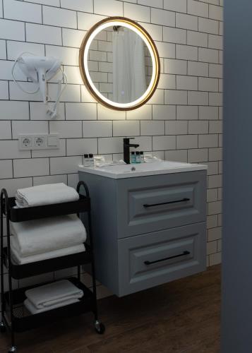 a bathroom with a sink and a mirror at Резиденція на водяному млині in Bogopolʼ