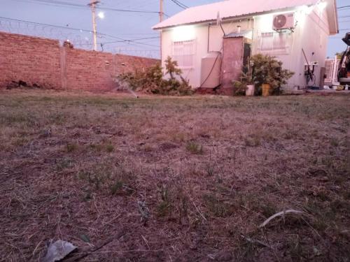 an empty yard in front of a house at Alojamiento Quillen in Plaza Huincul