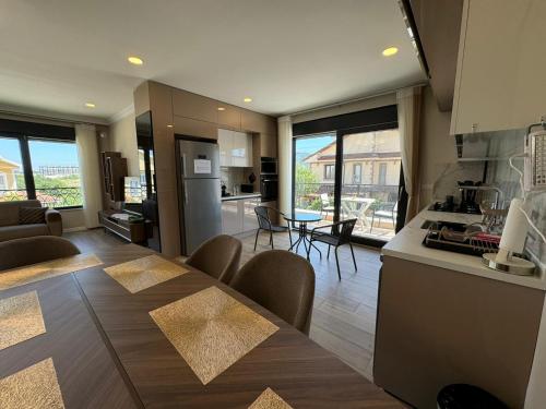 Kuchyň nebo kuchyňský kout v ubytování Luxurious 3BR Izmit Apartments- Mountain View