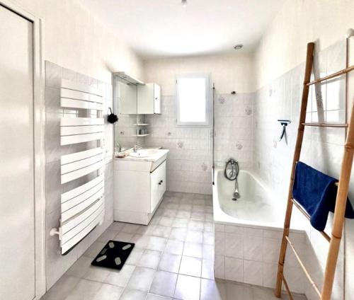 Bilik mandi di Location saisonnière plain-pied 4 à 6 pers Prefailles, 100m de la plage