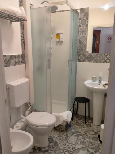 un bagno con un water e un lavandino di Siculè B&B a Catania