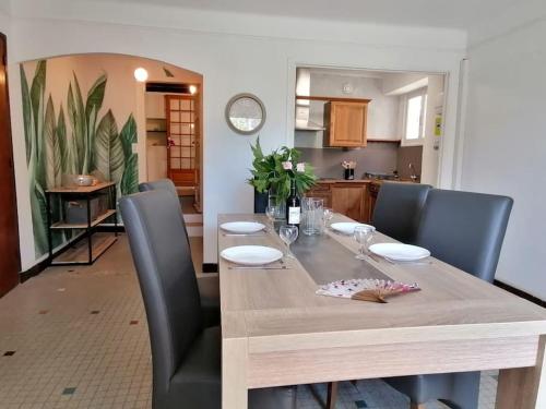 une table en bois avec des chaises et une salle à manger dans l'établissement Le Murier en Ardèche, 10 personnes, avec sauna, à Saint-Marcel-dʼArdèche