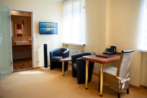 a waiting room with a table and chairs at Hotel Unter den Linden in Rüdesheim am Rhein