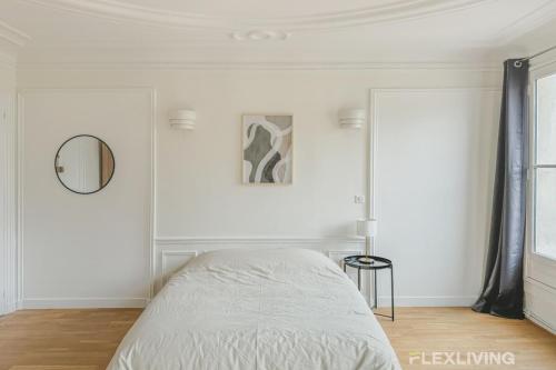 une chambre blanche avec un lit et un miroir dans l'établissement Flexliving - room - Turbigo, à Paris