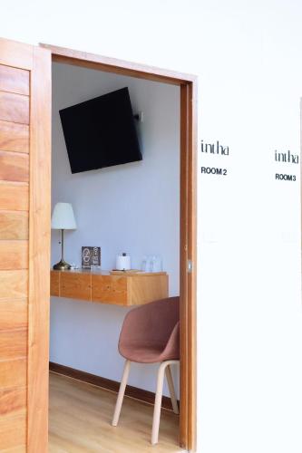 TV a/nebo společenská místnost v ubytování Intha Resort