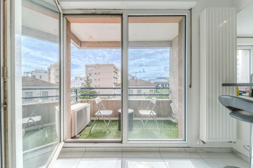 Photo de la galerie de l'établissement Le Mistral 4 people with balcony in Villeurbanne, à Villeurbanne