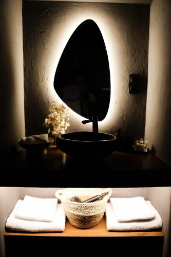 une salle de bain avec un lavabo et un miroir sur un comptoir dans l'établissement Suite d exception avec spa privatif, à Arnouville-lès-Gonesse