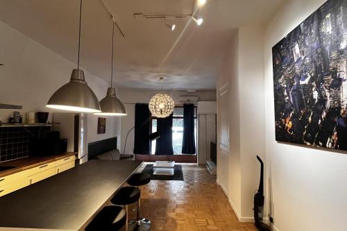 - un salon avec une table et deux lampes pendant dans l'établissement Appartment near the Croisette in Cannes, à Cannes