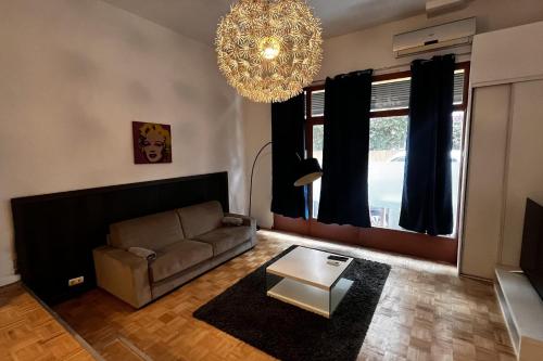 - un salon avec un canapé et un lustre dans l'établissement Appartment near the Croisette in Cannes, à Cannes