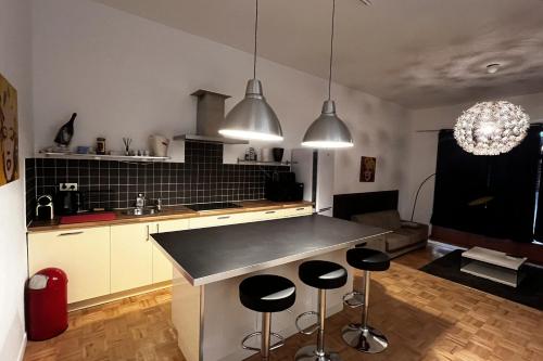 - une cuisine avec un comptoir et des tabourets de bar dans l'établissement Appartment near the Croisette in Cannes, à Cannes