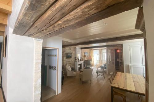 un salon avec une table et une salle à manger dans l'établissement Charming house in the heart of Saint Martin, à Saint-Martin-de-Ré