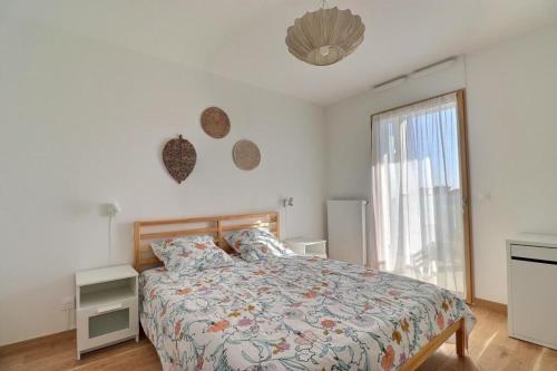 une chambre avec un lit et une grande fenêtre dans l'établissement Lafayette - Part-Dieu District Apartment - Lyon 3rd, à Lyon