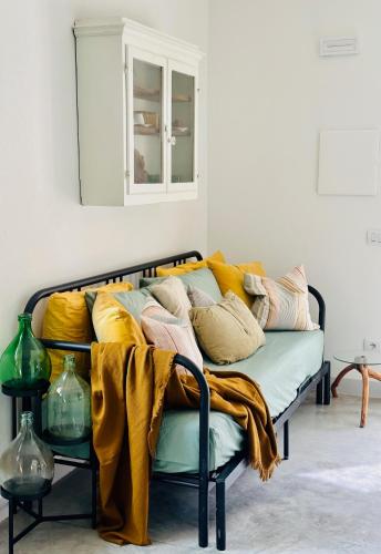 a couch with pillows on it in a room at Suite Gioconda a Pienza in Pienza