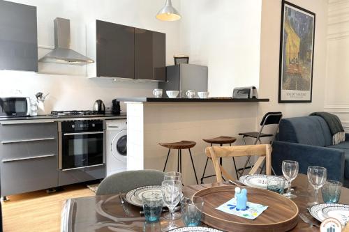 une cuisine et un salon avec une table et des chaises dans l'établissement Le Jeanne d'Arc - 4pers Pl du Vieux Marché, à Rouen