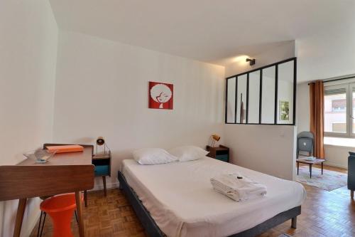 - une chambre avec un lit et un bureau dans l'établissement La Douce Parenthèse - Studio with garage - Lyon 4th, à Lyon