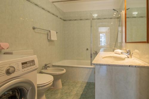 une salle de bain avec un lavabo et une machine à laver dans l'établissement Coeur des Alpes - A spacious 3-bedroom apartment with spectacular views, à Chamonix-Mont-Blanc